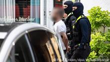 08.06.2022, Berlin: Vermummte Polizisten führen in der Bülowstraße einen Mann ab. Mit einer größeren Razzia ist die deutsche Polizei in Berlin gegen den organisierten Drogenhandel vorgegangen. Seit dem frühen Mittwochmorgen, 08.06.2022 durchsuchten Polizisten in mehreren Stadtteilen Wohnungen von Verdächtigen. Mutmaßliche Täter sollten verhaftet werden. Foto: Paul Zinken/dpa - ACHTUNG: Person wurde aus persönlichkeitsrechtlichen Gründen gepixelt. +++ dpa-Bildfunk +++