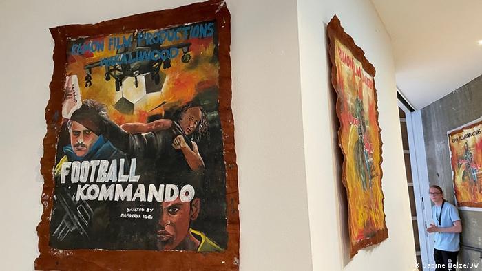 Filmplakat von Football Kommando hängt in der documenta-Halle