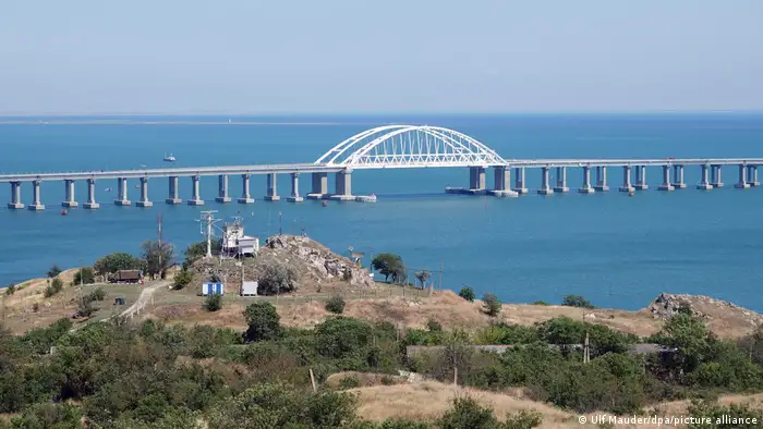 通过刻赤海峡大桥，俄罗斯本土与克里米亚半岛的公路网、铁路网相连 