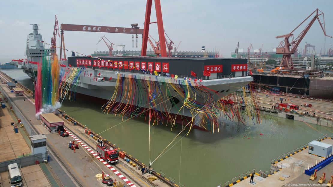 O porta-aviões chinês Fujian em construção.