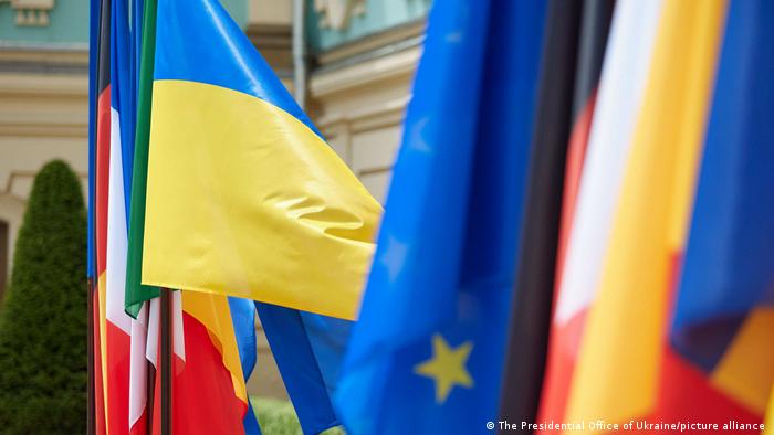Флаги Украины и страны ЕС