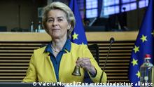 Ursula von der Leyen (CDU), Präsidentin der Europäischen Kommission, läutet eine Glocke zur Eröffnung der wöchentlichen Sitzung des Kollegiums der Kommissare am EU-Hauptsitz. Thema ist u.a. ob die Ukraine den Status eines EU-Beitrittskandidaten bekommen sollte. Die EU-Staaten haben die Kommission um eine Analyse und Empfehlung gebeten. +++ dpa-Bildfunk +++