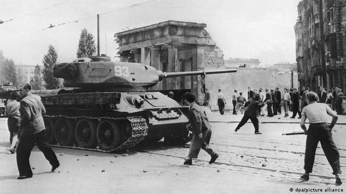 图为1953年苏军坦克暴力镇压起义的情景