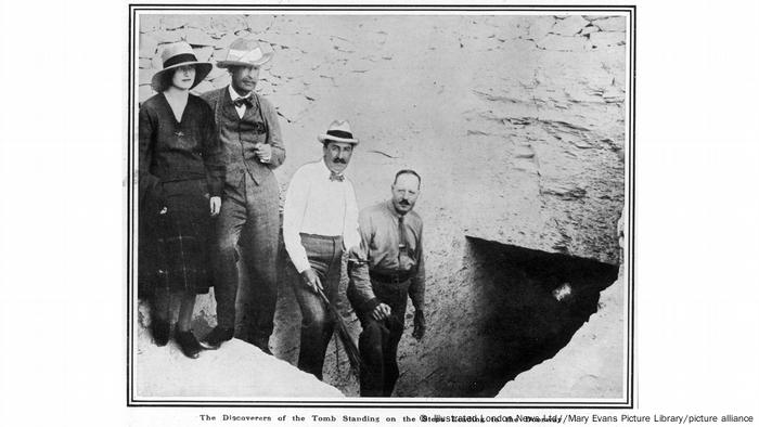  De pie en los escalones que conducen a la puerta de la tumba de Tutankamón están (de izquierda a derecha) Lady Evelyn Herbert, su padre Lord Carnarvon, el Sr. Howard Carter y el Sr. B. Callender (principal asistente de Carter). (1922)