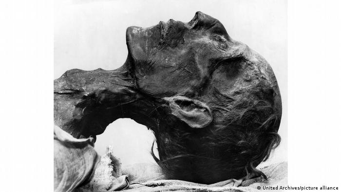 El rostro de la mumia de Ramsés II., fallecido 1213 a. C., hallada en 1881.