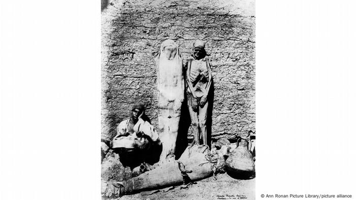 Momias expuestas fuera de una tumba en Tebas en 1860.
