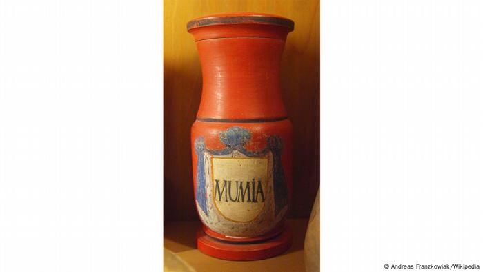 Vaso de boticario (albarelo) del siglo XVIII con la inscripción (MUMIA) en el Museo Alemán de Farmacia de Heidelberg. 