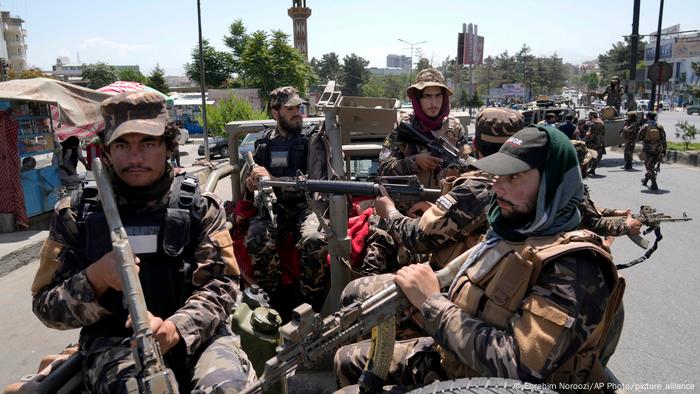 Afghanistan Kabul | Talibankämpfer nach Explosion am Sikh Tempel