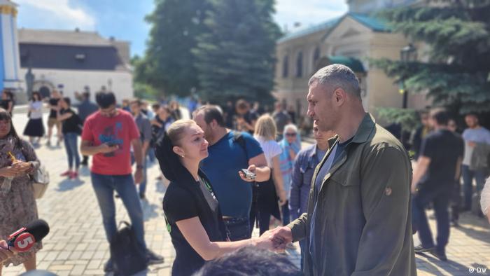 Woman speaks with Vitali Klitschko