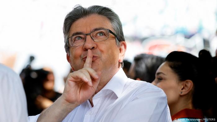 Jean-Luc Mélenchon a mis son doigt sur ses lèvres