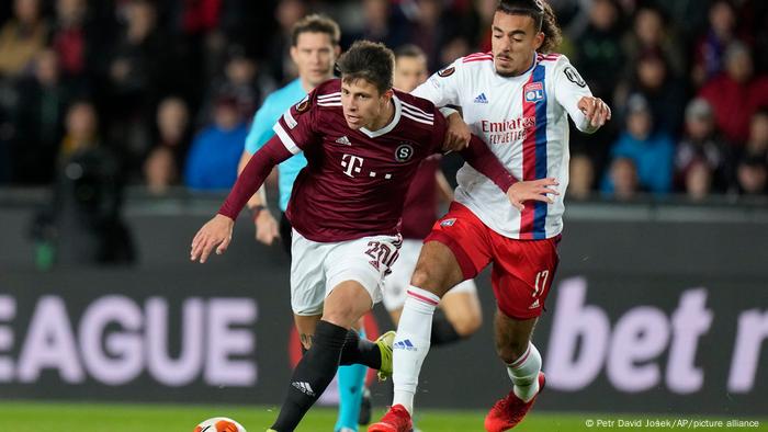 Adam Hlozek bei einem Zweikampf im Spiel Sparta Prag gegen Olympique Lyon