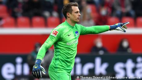 Alexander Schwolow giving instructions while in goal for Hertha Berlin