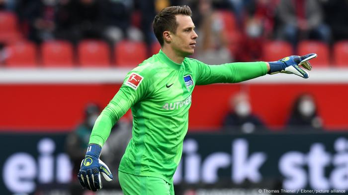 Alexander Schwolow giving instructions while in goal for Hertha Berlin