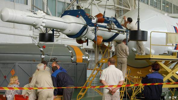 Baikonur: Montage eines Notfallrettungssystems an einer Sojus-Rakete (Foto: DW)
