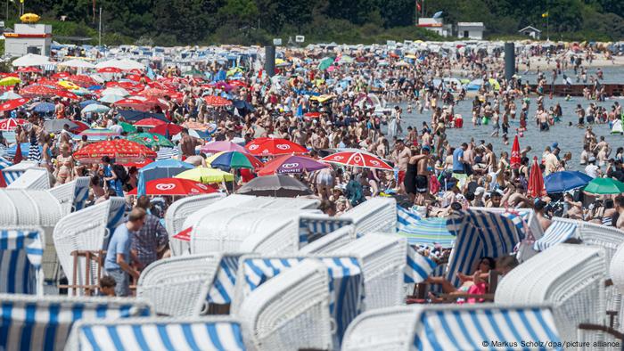 A packed beach at Timmendorfer in Schleswig-Holstein on June 18, 2022