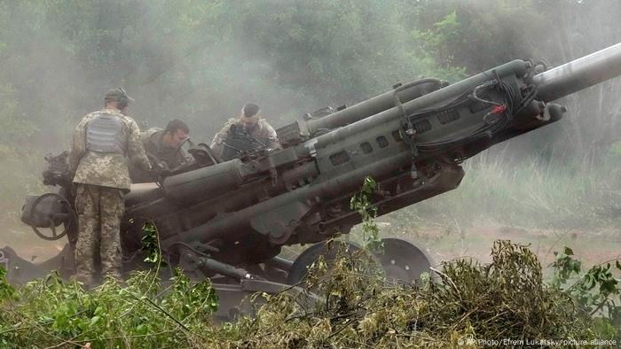 Украинские военные в Донбассе с поставленной США гаубицей M777, 18 июня 2022 года