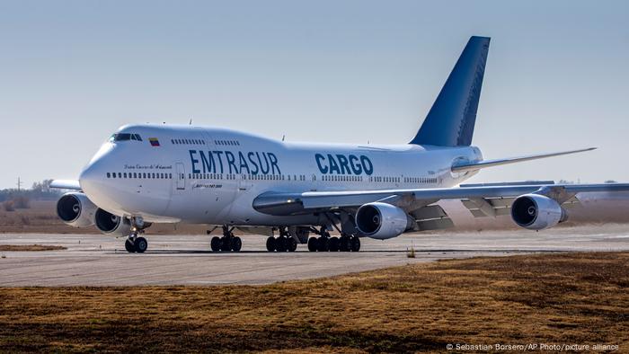 El Boeing 747 de la empresa venezolana Emtrasur, sigue retenido en Argentina.