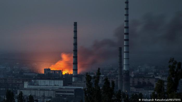 Asot-Chemiefabrik - zu sehen ist Feuer und Rauch