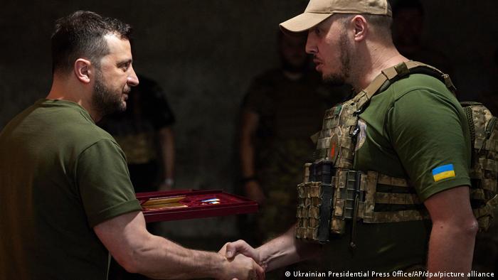 Wolodymyr Selenskyj reicht einem Soldaten die Hand