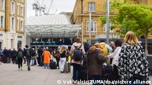 06.06.2022, Großbritannien, London: Menschen stehen mit Gepäck in einer Schlange an einem Taxistand vor dem Bahnhof King's Cross, während eines Streiks der Gewerkschaft Rail, Maritime and Transport (RMT). Die Gewerkschaftsmitglieder treten in den Arbeitskampf im Streit um Arbeitsplätze und Renten. Foto: Vuk Valcic/ZUMA Press Wire/dpa +++ dpa-Bildfunk +++