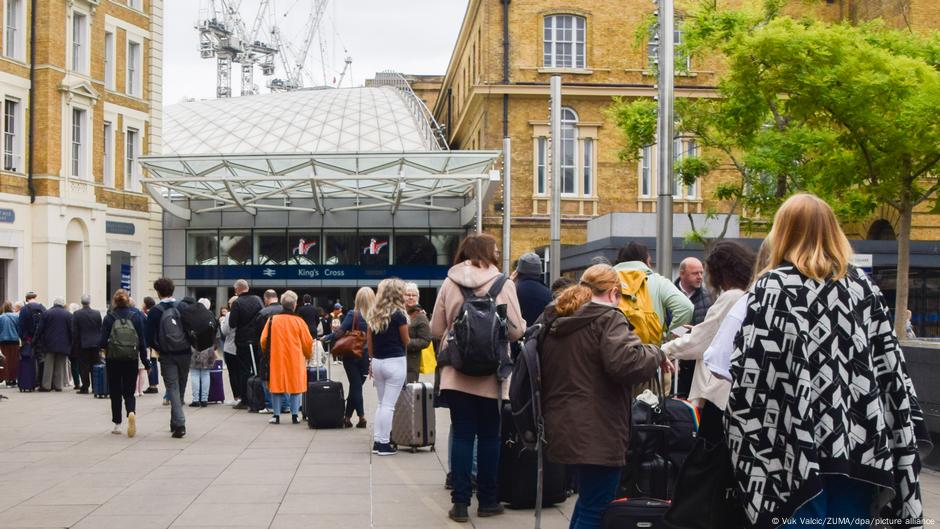 UK rail workers stage biggest strike in 30 years DW 06/21/2022