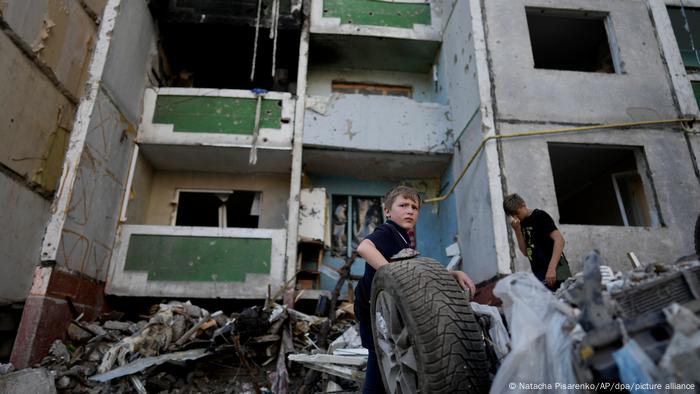 Niños en Chernigov, Ucrania, entre las ruinas de un edificio bombardeado por las fuerzas rusas.