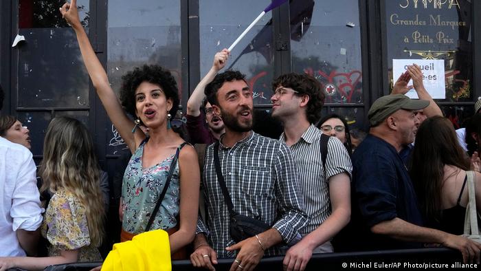 Приврзениците на левичарските партии го слават резултатот на парламентарните избори во Франција