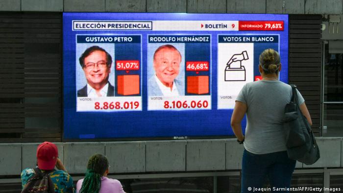 Foto de una pantalla que muestra los resultados de la elección en Colombia