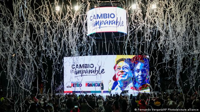 Foto de celebración de partidarios de Gustavo Petro en Colombia