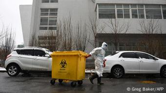 北京一位医疗人员正在清理医疗废弃物（资料照）