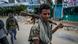 Äthiopien | Kämpfer aufseiten der Tigray People's Liberation Front laufen durch eine Straße in Hawzen, Tigray (Foto: AP Photo/Ben Curtis/picture alliance) Äthiopien | Kämpfer aufseiten der Tigray People's Liberation Front laufen durch eine Straße in Hawzen, Tigray (Foto: AP Photo/Ben Curtis/picture alliance)