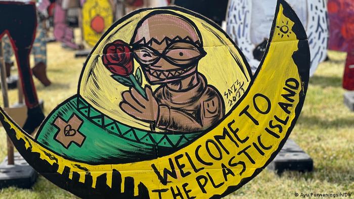 Ein Kunstwerk bei der Documenta fifteen in Kassel trägt die Aufschrift Welcome to the plastic island