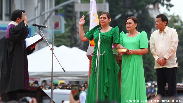 Foto de Sara Duterte, junto a sus padres, durante una ceremonia de juramentación en Davao.