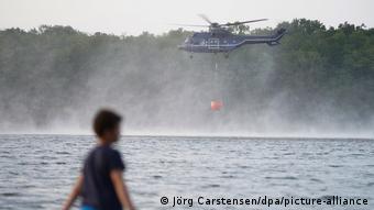Ελικόπτερα παίρνουν νερό από λίμνες