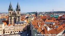 31/05/2022 Aussicht vom Prager Rathaus auf den Rathausplatz / Altstädter Ring (Staromestske namesti). Zu sehen ist auch die Teynkirche (Chram Matky Bozi pred Tynem).