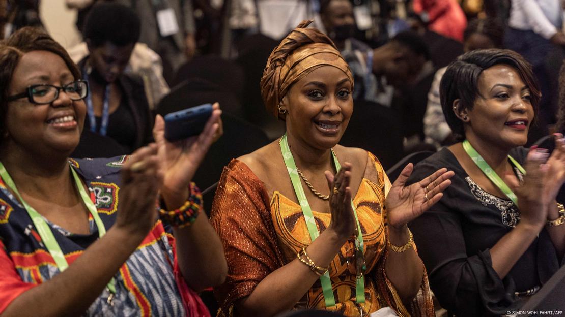 Frauen in afrikanischen Kleidern applaudieren zu den Vorträgen auf dem Frauen-Forum des Commonwealth 2022 in Kigali