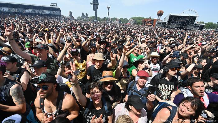Музыкальный фестиваль во Франции, огромная территория заполнена массой народа