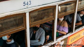 Люди в масках в трамвае в Португалии