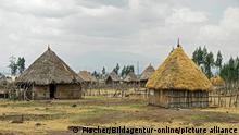 Farmersiedlung mit strohgedeckten Rundhuetten, Arsi Region, Oromiya, Ãthiopien / Farmer homesteads with thatched roof of a farmer settlement, Arsi area, Oromiya, Ethiopia