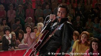 Filmszene aus Elvis zeigt Austin Butler als Elvis bei einem Konzert