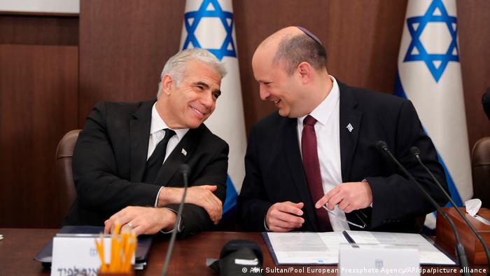 Bennett (D) e Lapid tinham acordo para se revezarem no cargo de primeiro-ministro