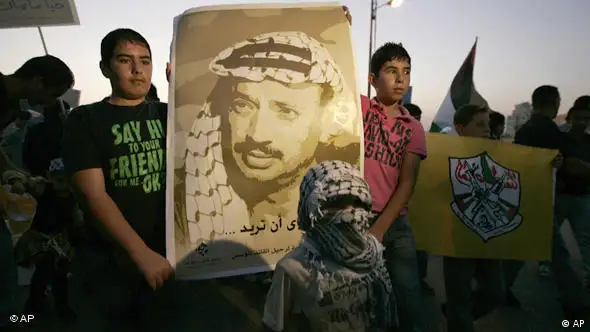 Kinder bei einer Gedenkfeier für Jassir Arafat in Ramallah (Foto: AP)