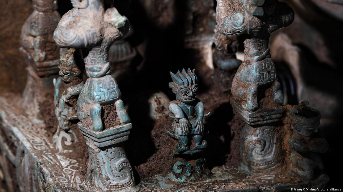 Un altar de bronce, hallado en la fosa sacrificial número 8 del yacimiento de las ruinas de Sanxingdui, en la provincia de Sichuan, en el suroeste de China. 