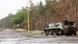 Tanque de guerra abandonado em uma rua deserta Tanque de guerra abandonado em uma rua deserta