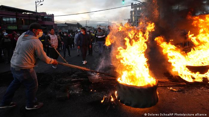 Las protestas han derivado en actos violentos, especialmente el lunes en la capital, Quito.