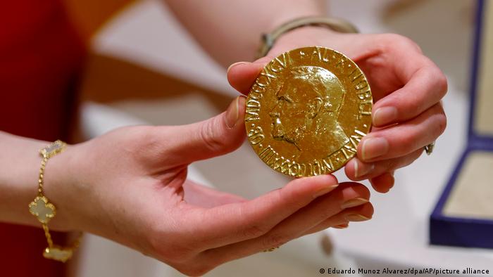 Jornalista russo vende medalha do Nobel para ajudar crianças ucranianas