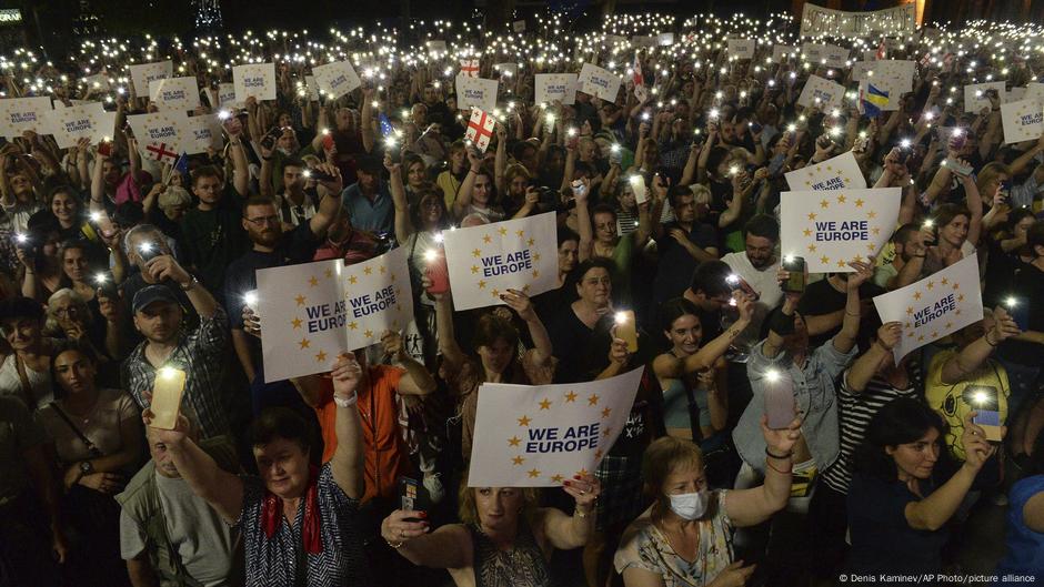 Georgia Pro-EU Protesters Force Meeting With PM – DW – 07/04/2022