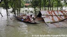 19.6.2022, Sylhet, Bangladesch, People get on a boat as they look for shelter during a widespread flood in the northeastern part of the country, in Sylhet, Bangladesh, June 19, 2022. REUTERS/Kazi Salahuddin Razu