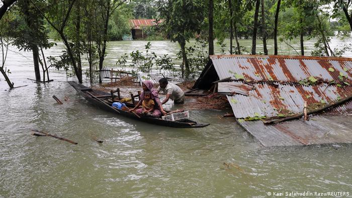 Bangladesch Menschen in ein Boot und suchen Schutz 