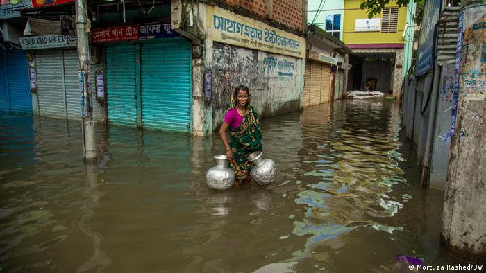 Bangladesch Frau auf der Suche nach Trinkwasser nach Überflutungen durch den Monsunregen Bangladesch Frau auf der Suche nach Trinkwasser nach Überflutungen durch den Monsunregen